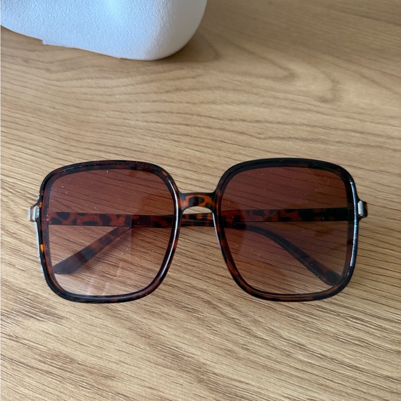 Tortoise Shell Square Sunglasses - Picture 3 of 3